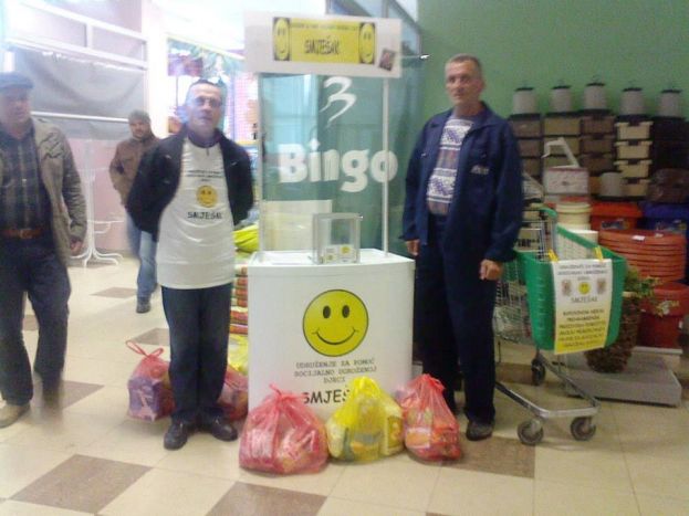 The association  “SMJEŠAK”  distributed  food  products  packages  in  Bingo Kalesija.a