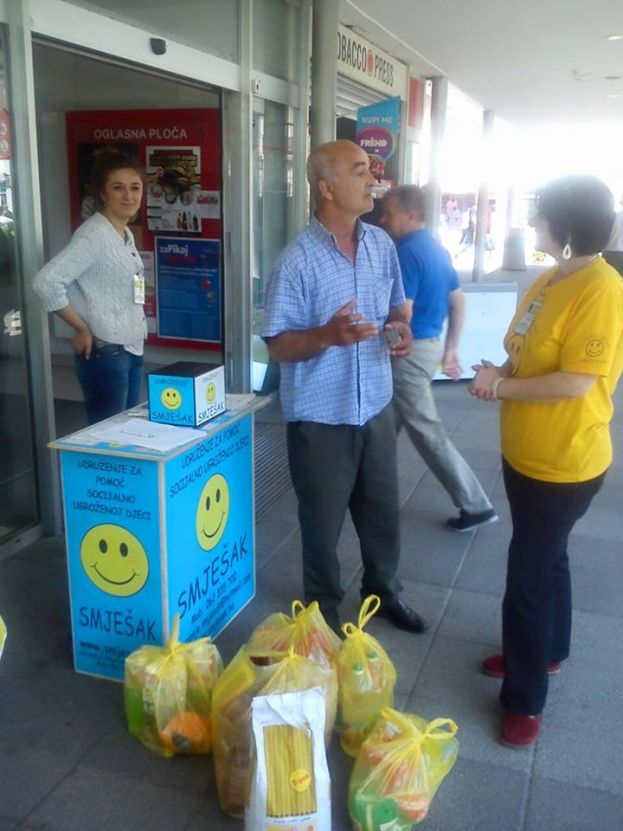 Division of food packages in Travnik
